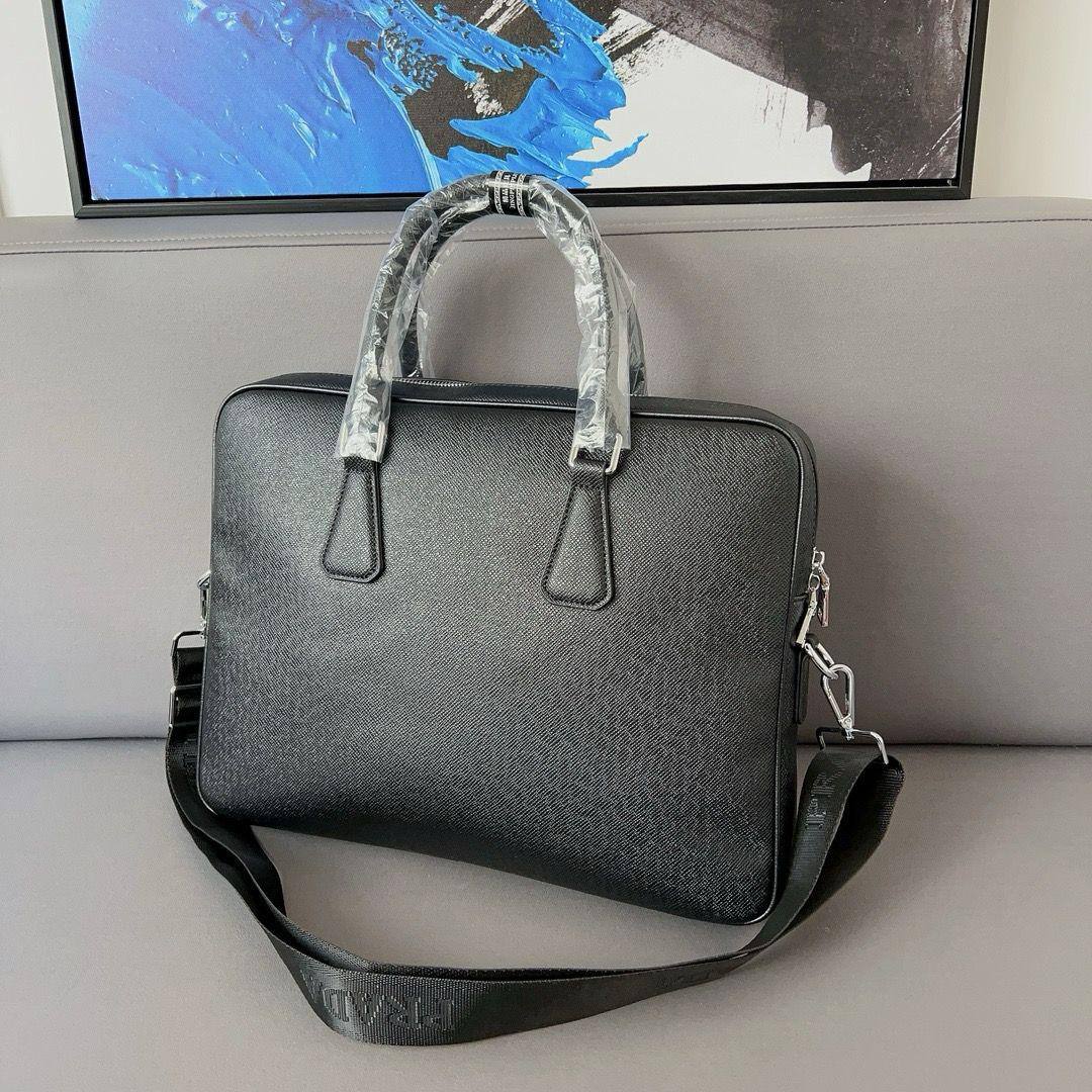 LV / PRADA
*Laptop bag💻*
*Master quality* 
450 dhs💓

Zain179
♥️♥️♥️