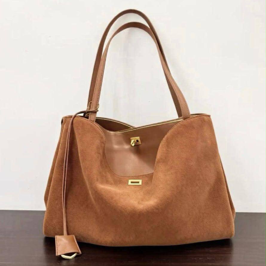 BALENCIAGA COPY ONE NEW CAME 
160 dhs🇦🇪🇦🇪

Zain295
♥️♥️♥️