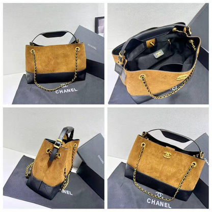 Chanel 
Size : 30 * 20 * 12 cm
105 dhs🪙
with box🎁

Zain115
♥️♥️♥️