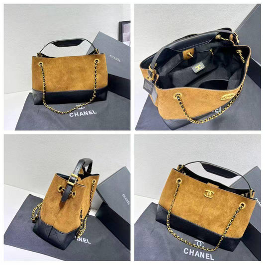 Chanel 
Size : 30 * 20 * 12 cm
105 dhs🪙
with box🎁

Zain115
♥️♥️♥️