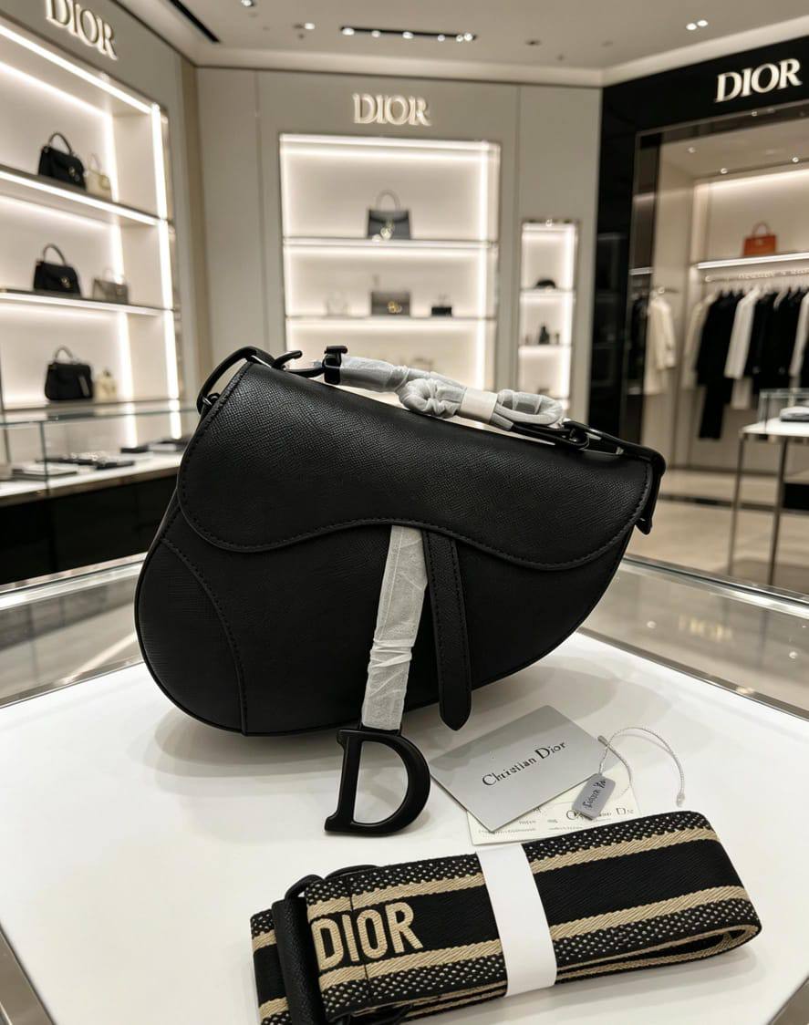 Dior
100 dhs✅
small size:19*5.5*15.5
Wear leather shoulder straps

110 dhs✅
Big size:25*6.5*19
Knitted shoulder straps
with box
Good quality, all hardware is thickened

Zain07
♥️♥️♥️