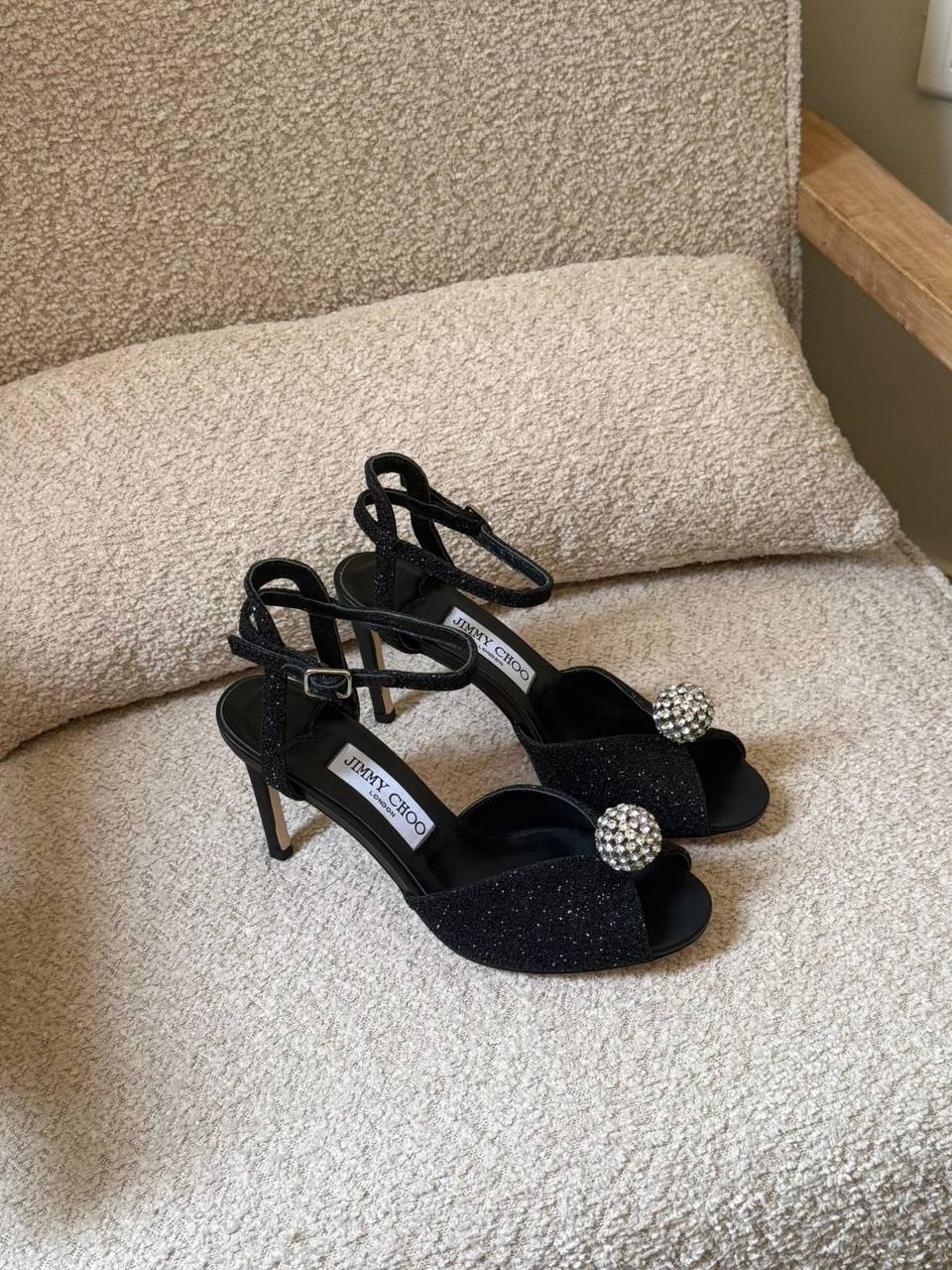 Jimmy Choo
✨ 𝐉𝐈𝐌𝐌𝐘 𝐂𝐇𝐎𝐎 ✨
✨ 𝐕𝐈𝐏 𝐐𝐮𝐚𝐥𝐢𝐭𝐲 ✨
✨ 𝐒𝐢𝐳𝐞𝐬: 𝟑𝟔 — 𝟒𝟏 ✨
450 dhs💓

Zain298
♥️♥️♥️