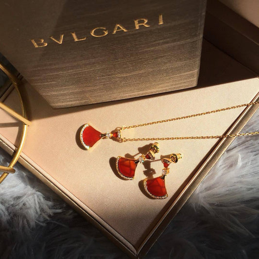 Bvlgari set* 💐
Necklace 
Earrings 
Master quality 💕

*100* AED normal box 📦

Zain48
♥️♥️♥️