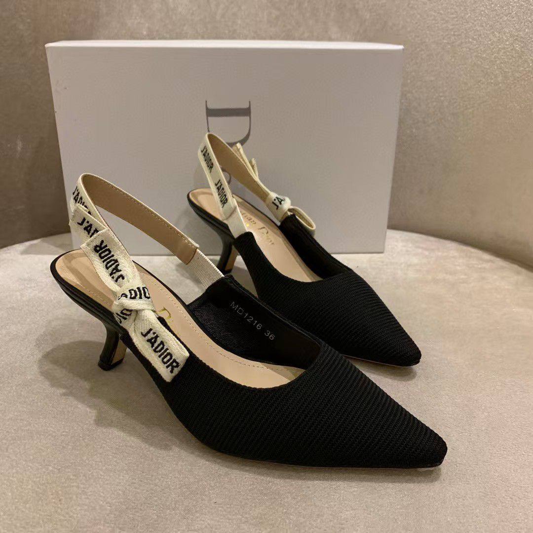 Dior
Size 37-42 
110 dhs🌺

Zain132
♥️♥️♥️