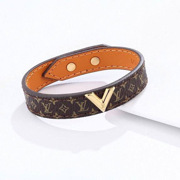 BRACELET 
LEATHER TYPE
45 dhs💓 EACH 
OFFER💥
WITH BOX AND PAPER BAG🛍️🎁

Zain80
♥️♥️♥️