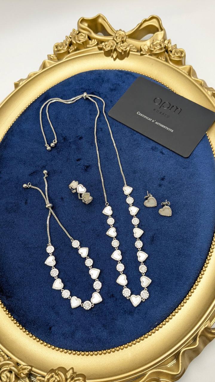 APM
*Master Quality* 
*Necklace, Earrings, Bracelet & F. Ring*
270 dhs✅ with Normal Box 🎁
315 dhs✅ with Master Box 🎁

Zain210
♥️♥️♥️