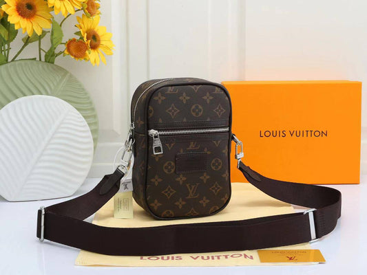 LV
 SLING BAG UNISEX RESTOCK GOOD QUALITY 

WITH BOX 
🎁🎁🎁

70 dhs🪙💚

Zain39
♥️♥️♥️