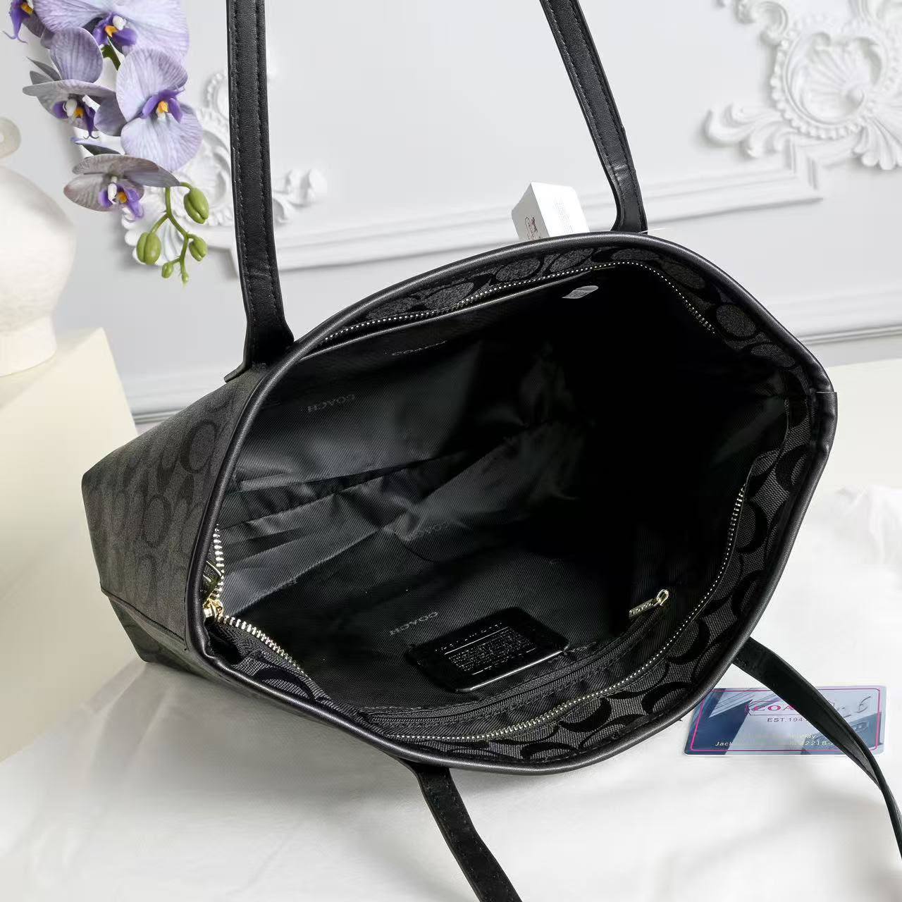 Coach
90 dhs✅
size 38×10×26cm

Zain42
♥️♥️♥️