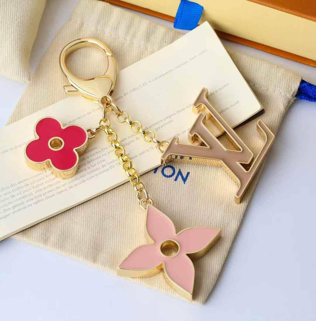*KEY🗝️ CHAINS* 🔆
*BAG CHARMS*
65 dhs❤️
      *Each*
      *with*
*Good Box* 📦🎁🎁🎁
*MASTER QUALITY*

Zain89
♥️♥️♥️