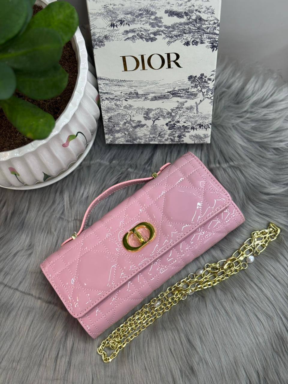 DIOR
SIZE……….24CM🌷
95 dhs🪙🌨️
with BOX✅

Zain51
♥️♥️♥️