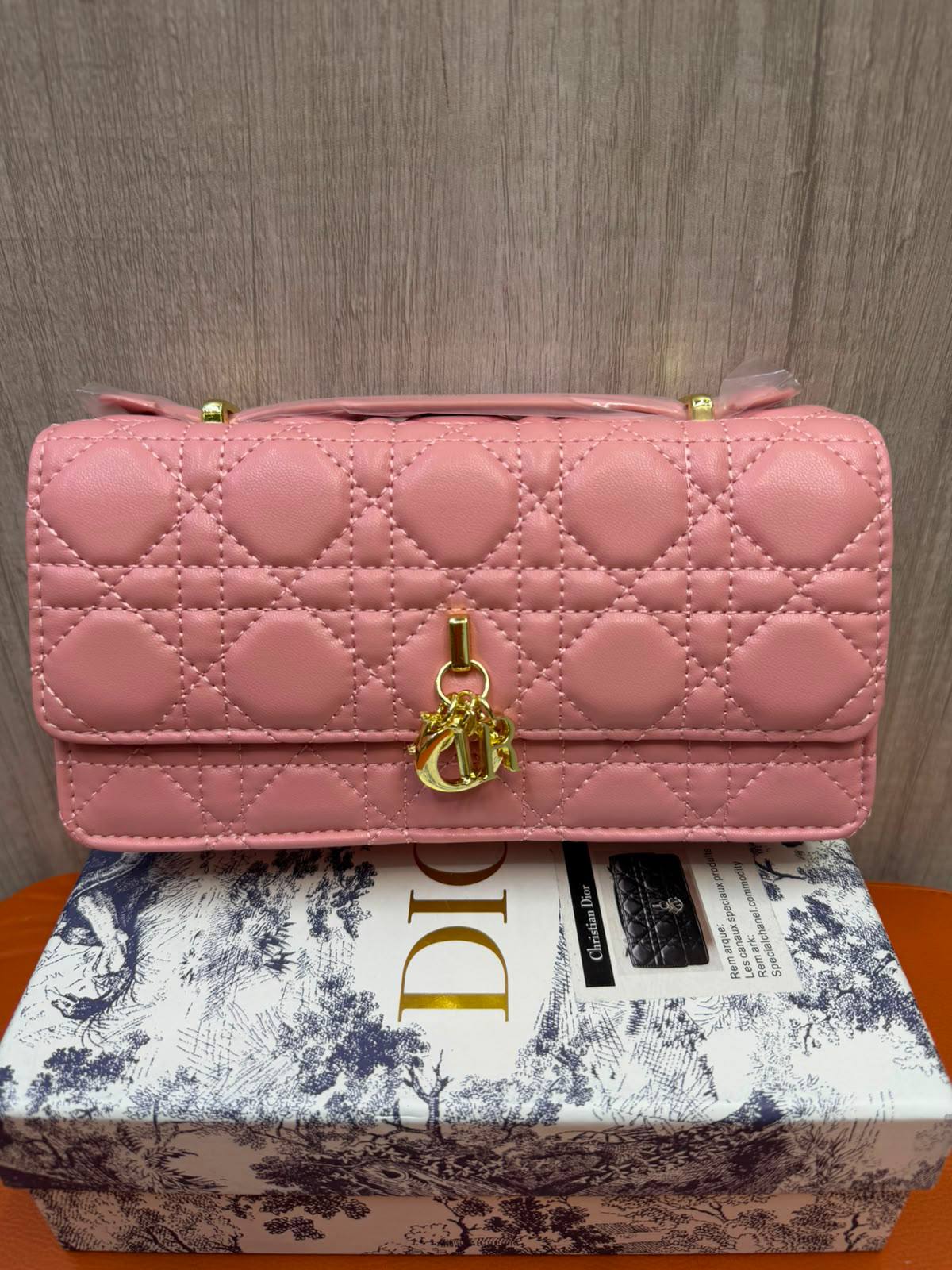 DIOR

Size  20cm

Withbox

110 dhs✅

Zain04
♥️♥️♥️