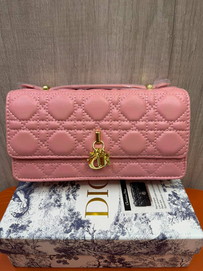 DIOR

Size  20cm

Withbox

110 dhs✅

Zain04
♥️♥️♥️