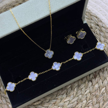 VCA SAT🔥*
Necklace 🍁
Earring✨
Bracelet 🦋
Master quality 💯
With normal boxes 🗃️ 
170 dhs🪙🌨️
With master box 📦 
220 dhs🪙🌨️

Zain216
♥️♥️♥️