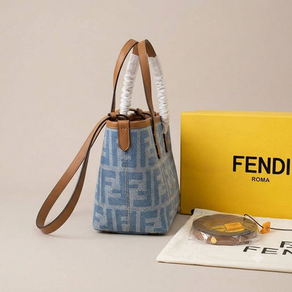 FENDI Mini Roll Bag
crafted from blue denim
jacquard fabric
brown leather handle
With BOX
🎁🎁🎁
Size: 20 cm
80 dhs✅

Zain239
♥️♥️♥️