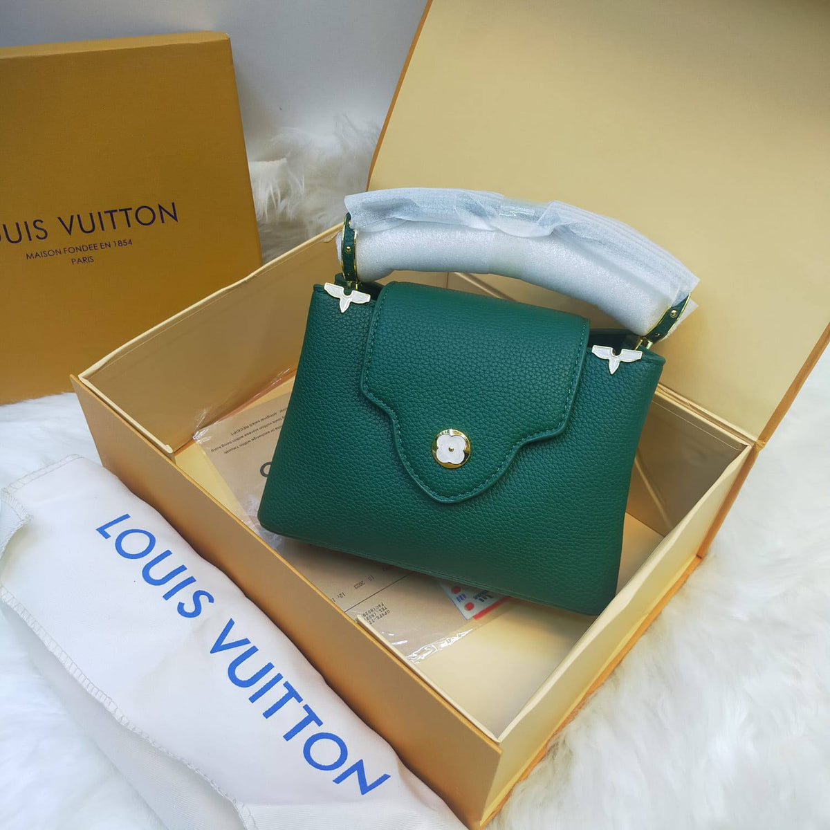 LV

95 dhs🇦🇪

Withbox

Zain235
♥️♥️♥️