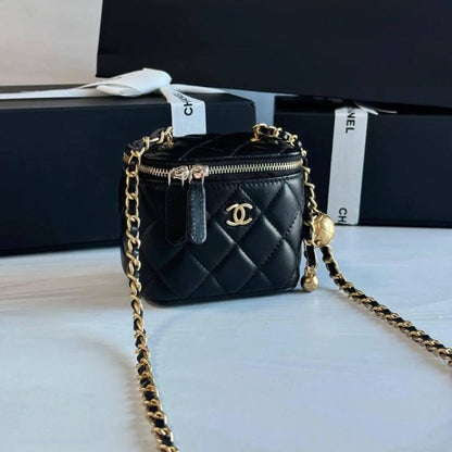 Chanel 
Best quality 

with box’s 
🎁🎁🎁

95 dhs✅
size 10 cm

Zain290
♥️♥️♥️