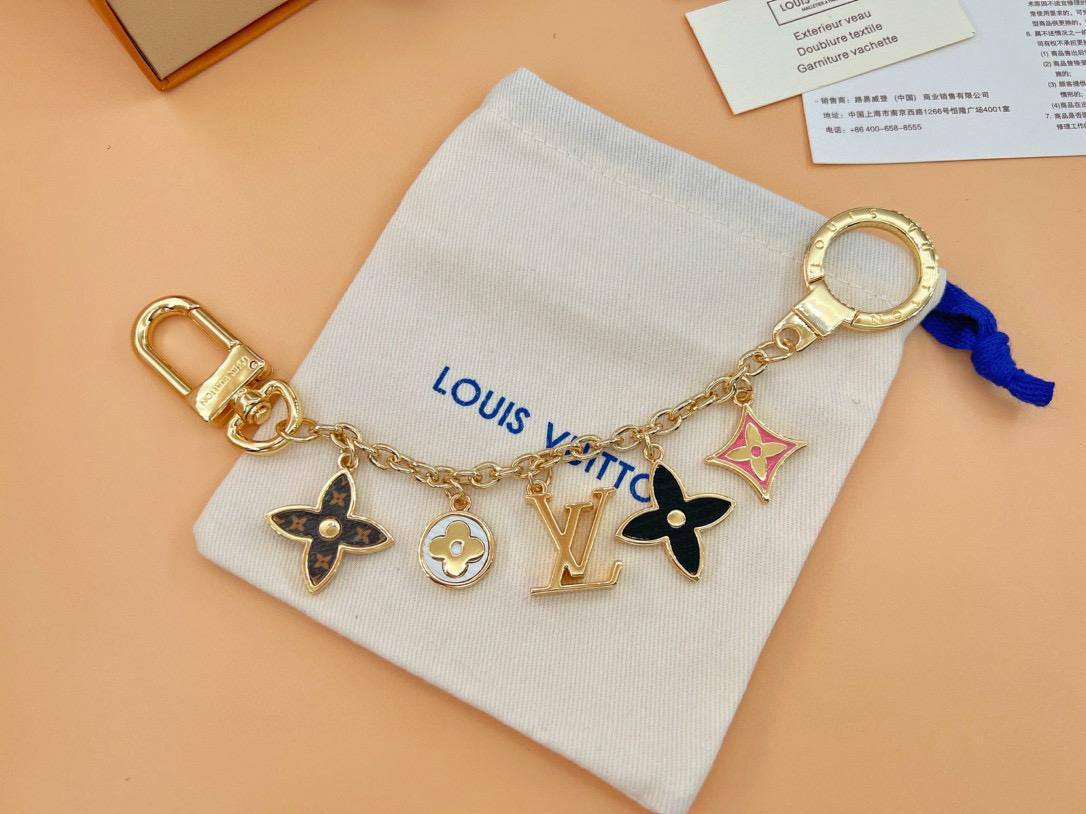 Keychain & Bag Charm 
80 dhs🪙💕 

with Box And Paper Bag
🎁🎁🎁

Zain89
♥️♥️♥️