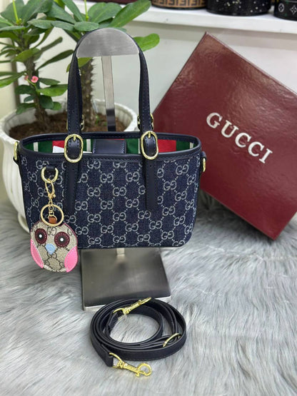 GUCCI
SIZE  ……… 20CM 
95 dhs✅

with BOX 
🎁🎁🎁

Zain244
♥️♥️♥️