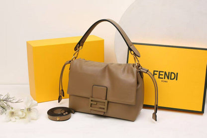 Fendi

with box
🎁🎁🎁

105 dhs🪙🌨️

Zain09
♥️♥️♥️