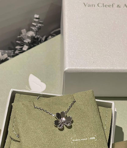 VCA SET 🦋*
Necklace 🔥
Earring🍁
Bracelet 🌸
Master quality 💯
With normal boxes 📦 
130 dhs🪙🌨️
With master box 🗃️ 
150 dhs🪙🌨️

Zain216
♥️♥️♥️