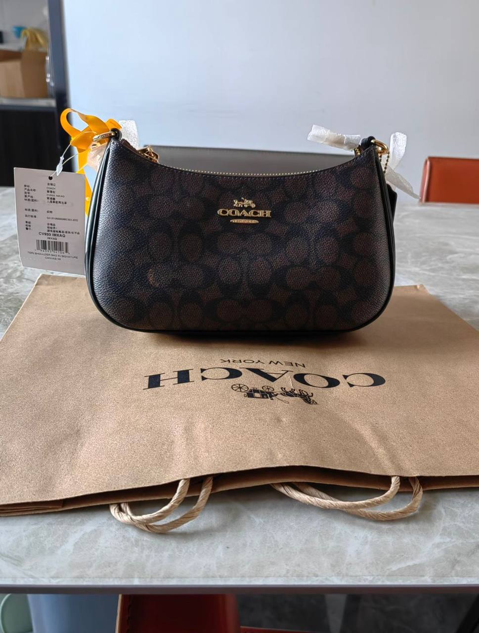 Coach
90 dhs✅
Good-quality 
with box
🎁🎁🎁

Size：23CM

Zain35
♥️♥️♥️