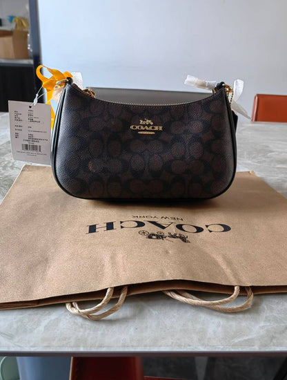 Coach
90 dhs✅
Good-quality 
with box
🎁🎁🎁

Size：23CM

Zain35
♥️♥️♥️
