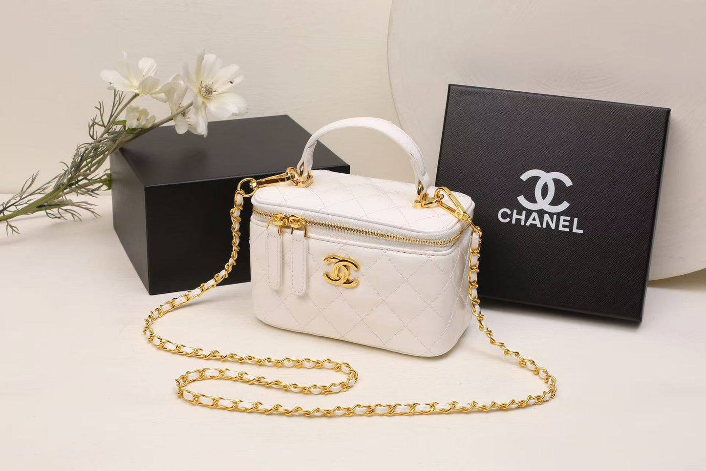 CHANEL 

NEW CAME GOOD QUALITY 
WITH BOX 
🎁🎁🎁

100 dhs🌺

Zain39
♥️♥️♥️