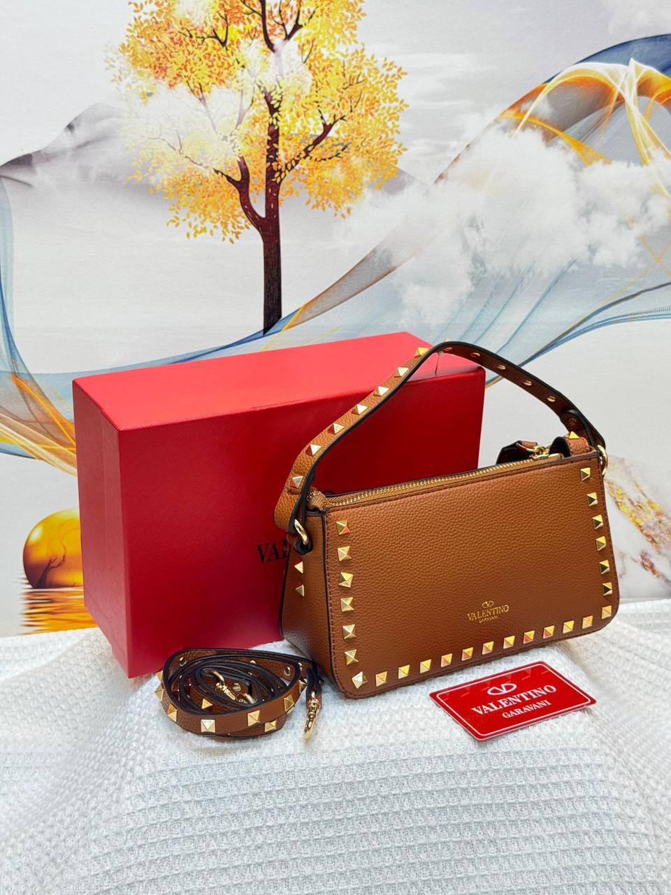 Valentino
Best quality
With box’s
🎁🎁🎁

115 dhs❣️
size 21cm

Zain158
♥️♥️♥️