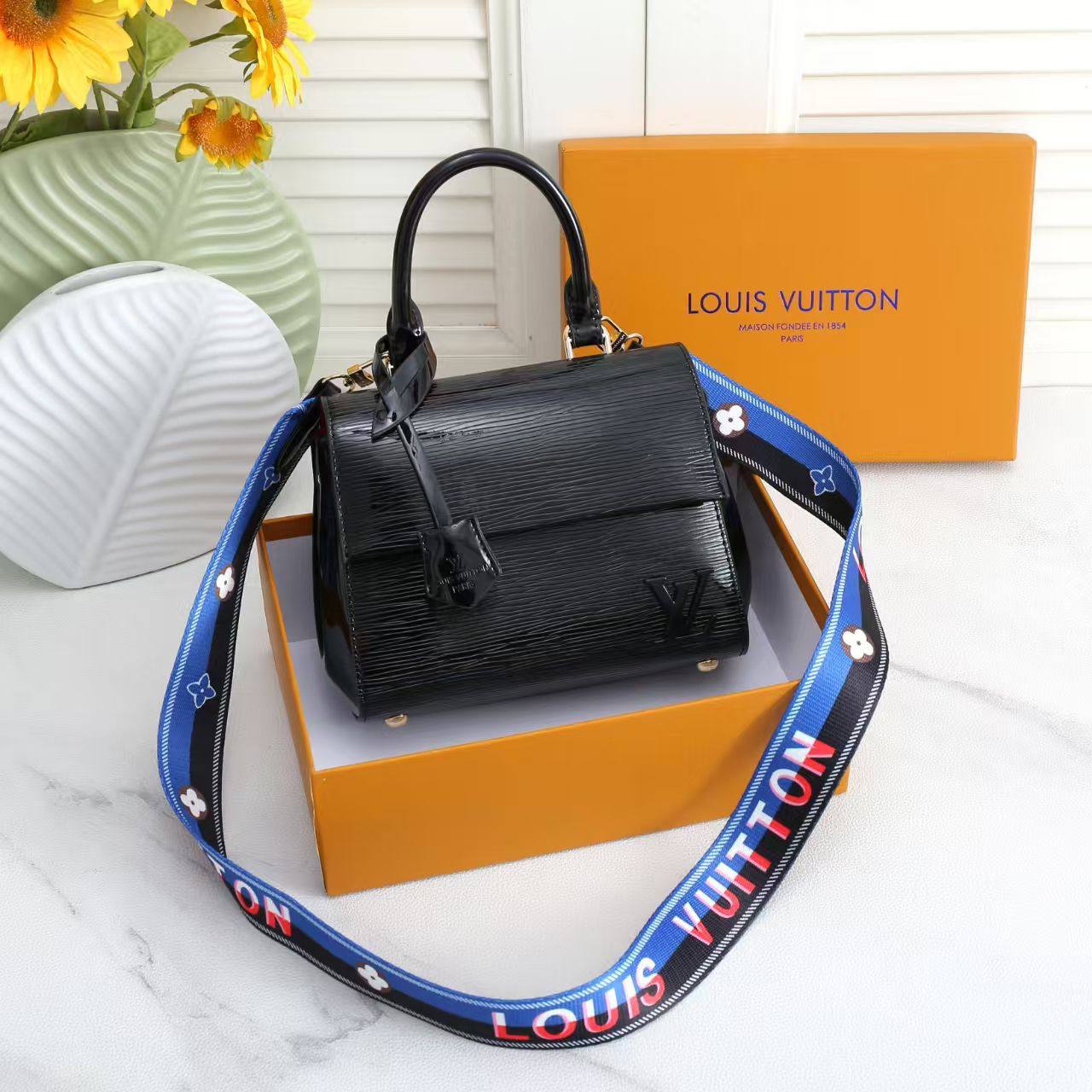 LV
GOOD QUALITY 
95 dhs✅
SIZE: 20cm

Zain39
♥️♥️♥️