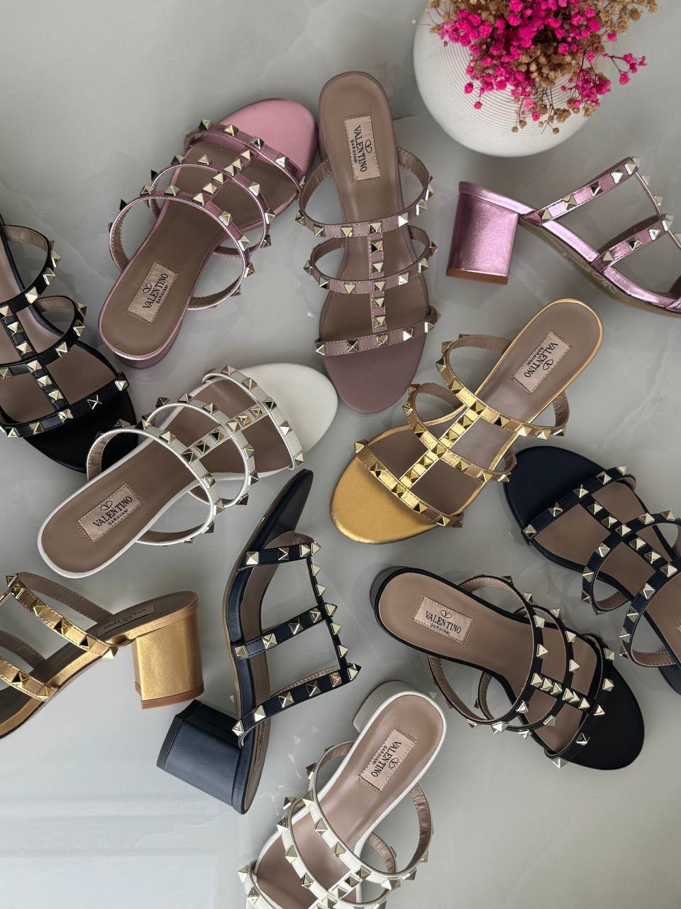 VALENTINO
*Vip quality*
*Size 36 to 41*
400 dhs✅

Zain113
♥️♥️♥️