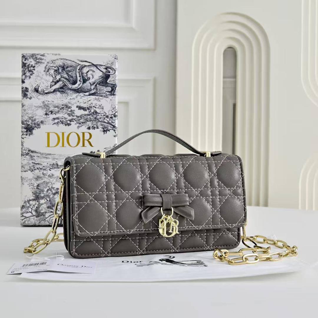 Dior
110 dhs🇦🇪🇦🇪
with box
size 21.5cm

Zain26
♥️♥️♥️