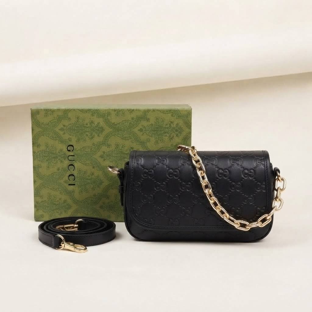 GUCCI GG Emblem
Flap bag in Gold Chain
Embossed GG Leather
Gold Hardware
With long belt strap
Size 21 cm
With BOX

100 dhs🇦🇪🇦🇪

Zain239
♥️♥️♥️