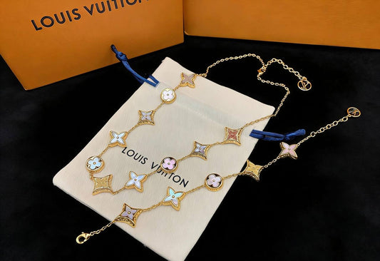 LV SET MASTER💫✨
NECKLACE BRACELET
WITH BOX AND PAPER BAG 🎁🛍️
130 DHS🇦🇪

Zain89
♥️♥️♥️