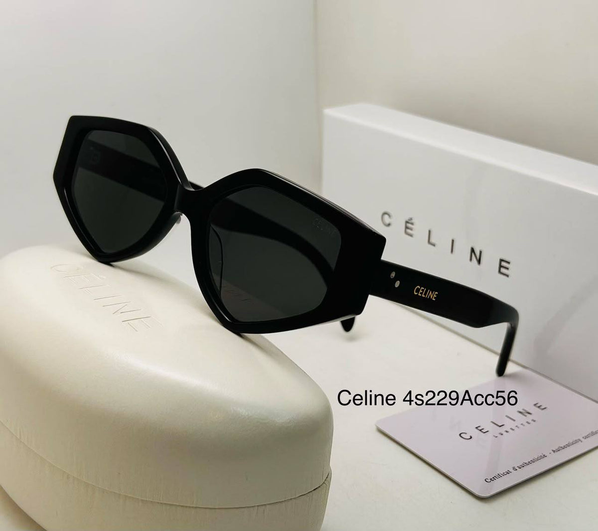 Ladies master 
Celine

quality sunglasses 
200 dhs🇦🇪🇦🇪

Zain126
♥️♥️♥️