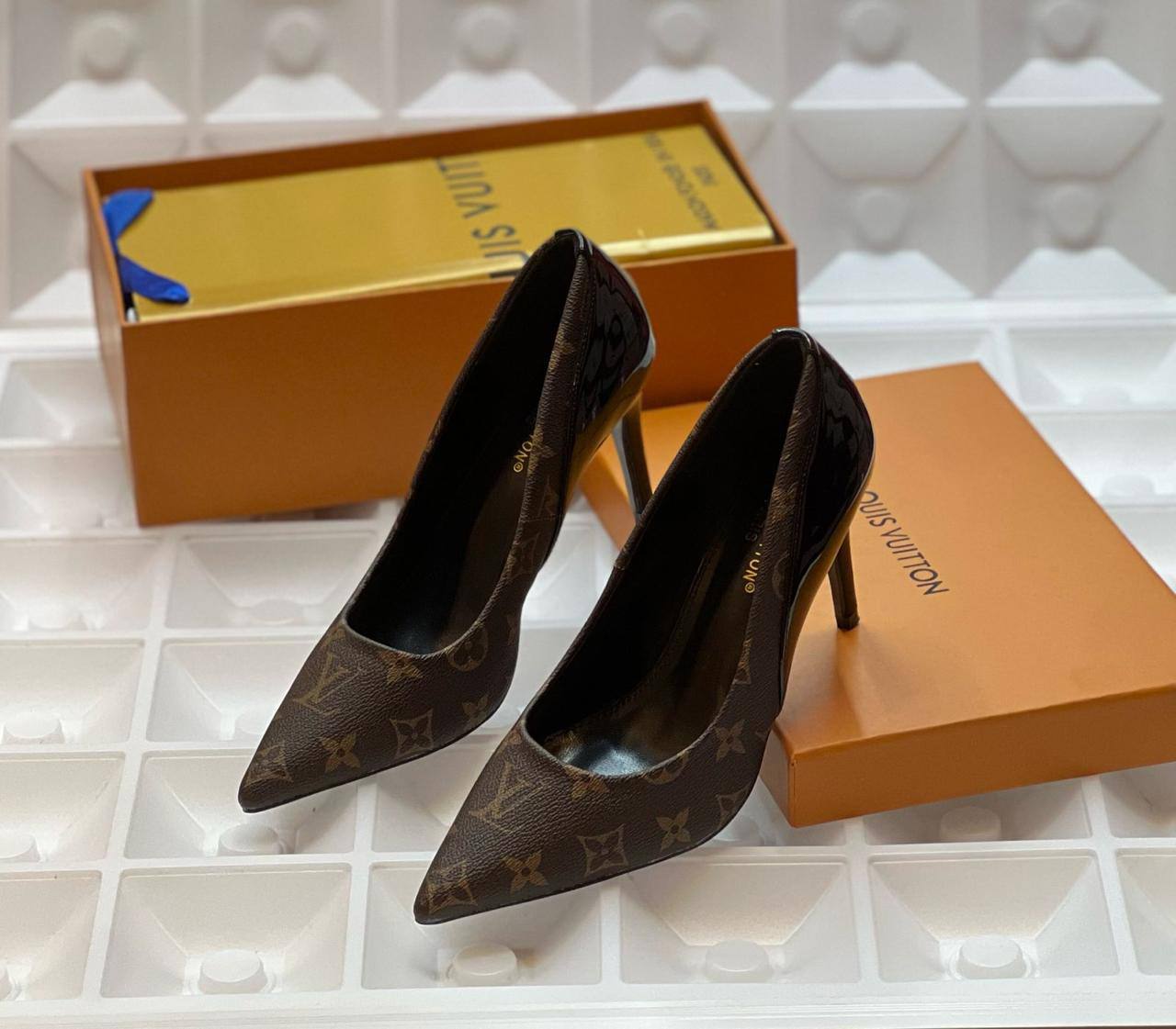 Lv    heel

   Size  .  36.37.39.40.41

100 dhs✅

Zain80
♥️♥️♥️