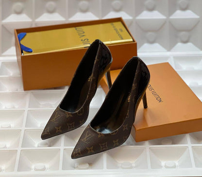 Lv    heel

   Size  .  36.37.39.40.41

100 dhs✅

Zain80
♥️♥️♥️