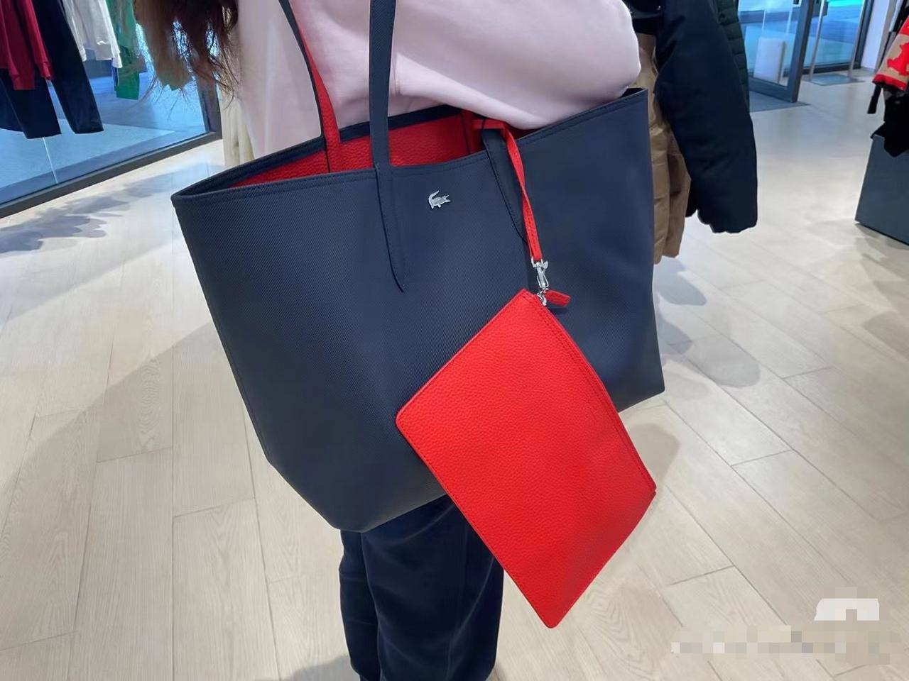 🐊 LACOSTE 2 in 1
Double-sided usable bag
1⃣️First quality 
Size: 48 * 29 cm
75 dhs✅

Zain115
♥️♥️♥️