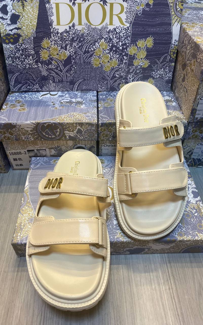 Dior Slippers, 
Good Quality 
Size 36 to 41

With box.pepper bag
105 dhs🇦🇪🇦🇪

Zain120
♥️♥️♥️