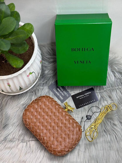 BOTTEGA
SIZE  ………21 CM 🥰
115 dhs🪙🌨️

with Box
🎁🎁🎁

Zain244
♥️♥️♥️