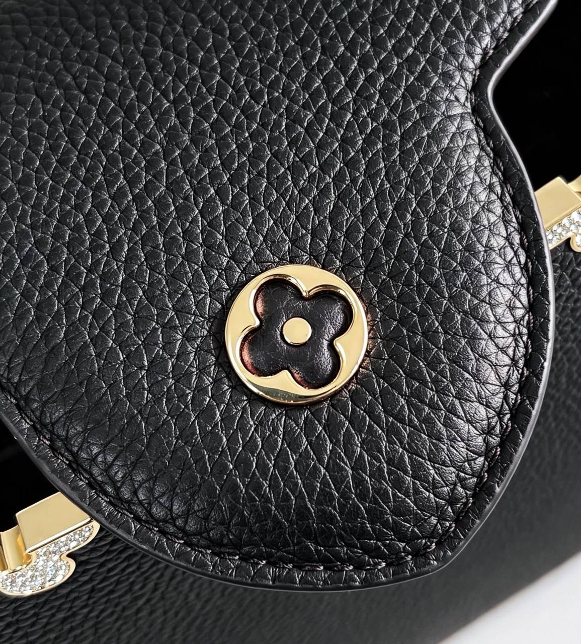 LOUIS VUITTON 

NEW CAME 

HIGH QUALITY 

WITH BOX 
135 dhs🇦🇪🇦🇪

SIZE: 27cm

Zain295
Zain39
♥️♥️♥️