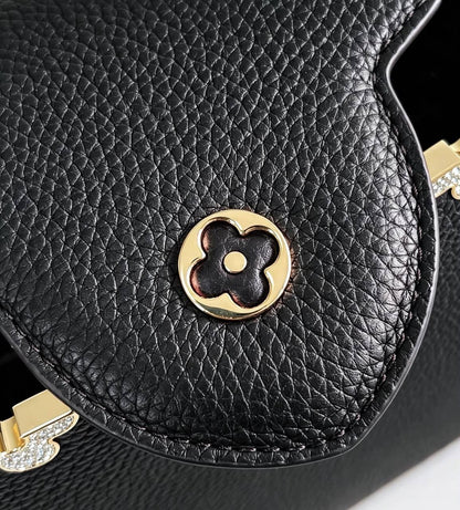 LOUIS VUITTON 

NEW CAME 

HIGH QUALITY 

WITH BOX 
135 dhs🇦🇪🇦🇪

SIZE: 27cm

Zain295
Zain39
♥️♥️♥️