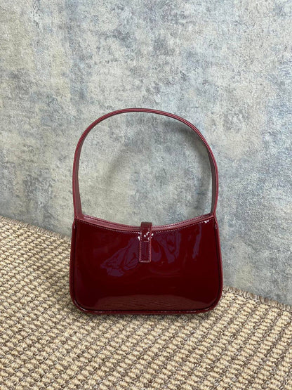 Ysl
 Mini Le 5 A 7

 Hobo Bag in
 Smooth Leather✅ 
Size 19 cm
For Price 👇 WhatsApp✅
0568585901 
0507557372
0552275751 Owner Zain 👌


Zain274
♥️♥️♥️