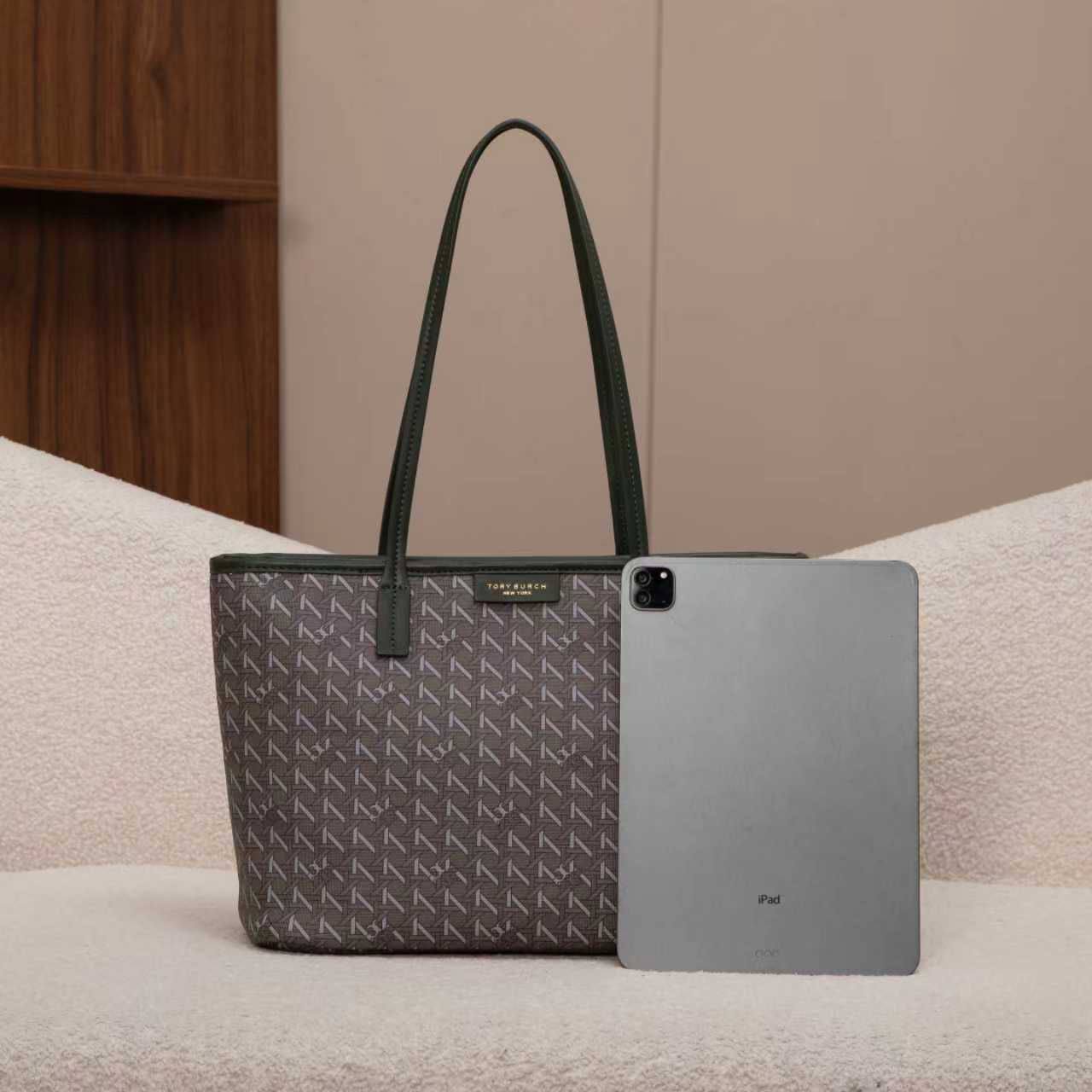Tory burch
2in1
95 dhs✅

Zain07
♥️♥️♥️