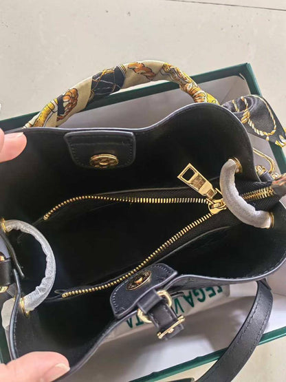 Bags

withbox 
🎁🎁🎁

110 dhs✅

Zain143
♥️♥️♥️