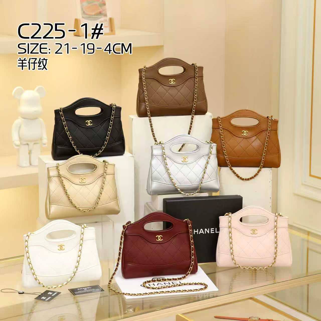 Chanel
95 dhs✅
Good  quality
Size:21cm

with box
🎁🎁🎁

Zain74
♥️♥️♥️