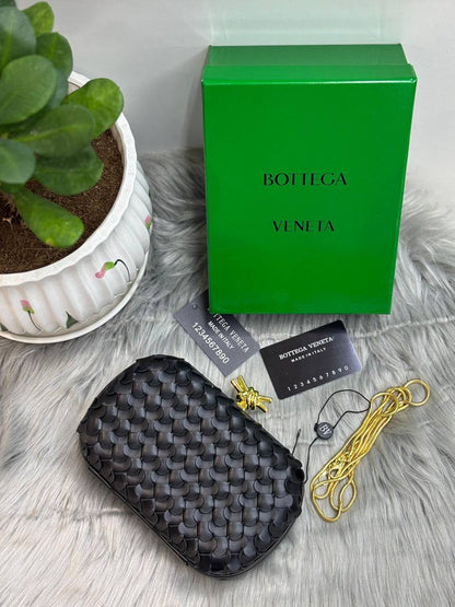 BOTTEGA
SIZE  ………21 CM 🥰
115 dhs🪙🌨️

with Box
🎁🎁🎁

Zain244
♥️♥️♥️