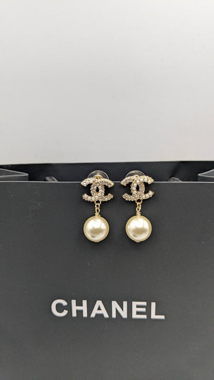 Chanel
*Master Quality* 
*Earrings*
80 dhs💓 
with Normal Box 🎁 
90 dhs💓 
with Master Box 🎁

Zain210
♥️♥️♥️