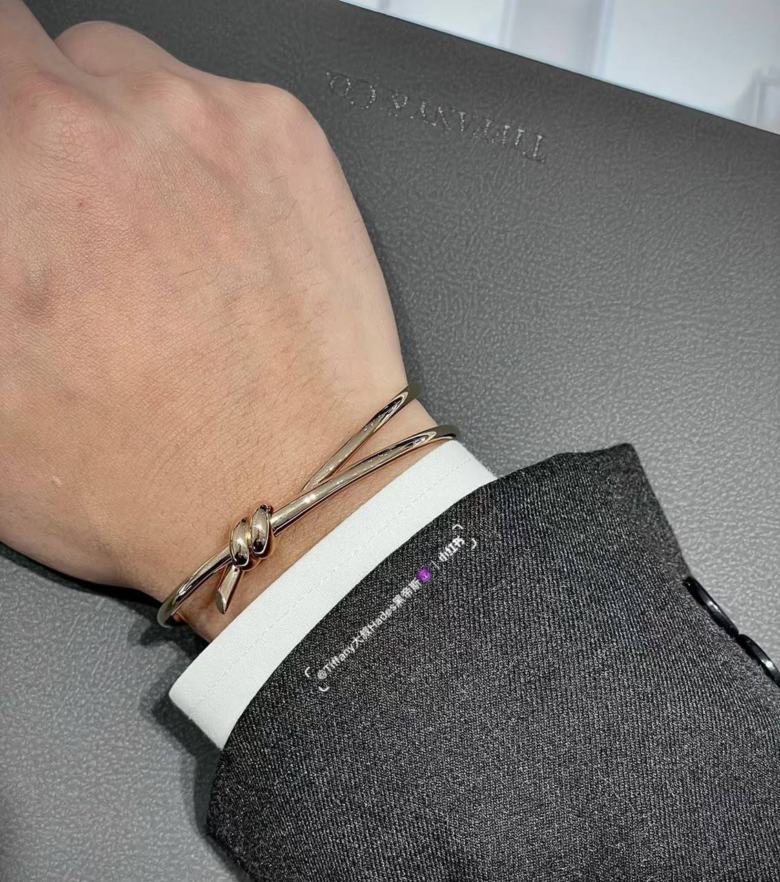 Tiffany bangle 🦋

Medium size 

Master quality 

115 DHS🇦🇪  normal box 📦

Zain48
♥️♥️♥️