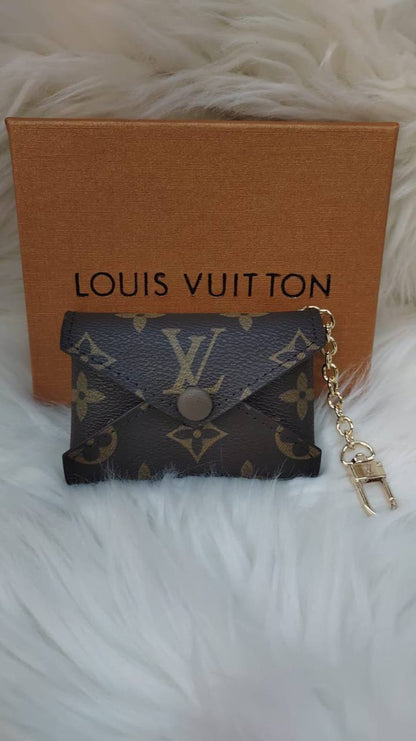 LV key holders & bags charm accessories
All sizes price 
55 dhs✅

Zain88
♥️♥️♥️