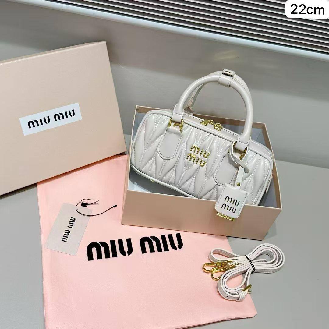 🌸 Miu Miu nice design
1⃣️ First quality +🎁
Size : 22 * 10.5 * 7.5 cm
80 dhs✅
with box🎁

Zain115
♥️♥️♥️